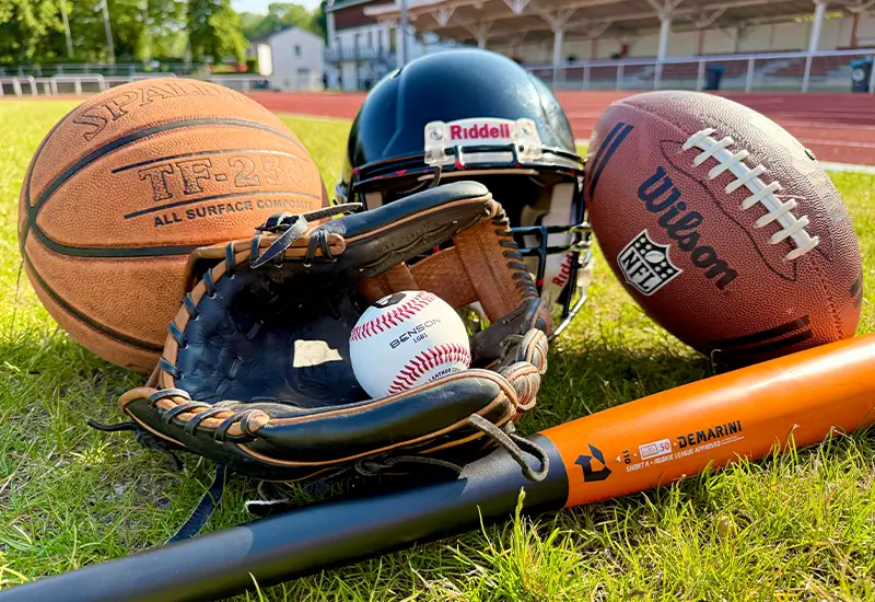 American Sports Club Bild von drei Sportarten – einen Football, Baseball und Basketball